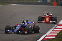 Carlos Sainz Jr., Scuderia Toro Rosso STR12; Kimi Räikkönen, Ferrari SF70H