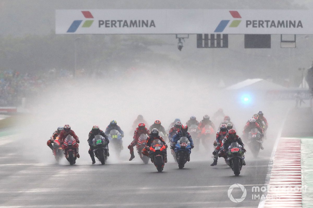 Fabio Quartararo, Yamaha Factory Racing lidera en la salida