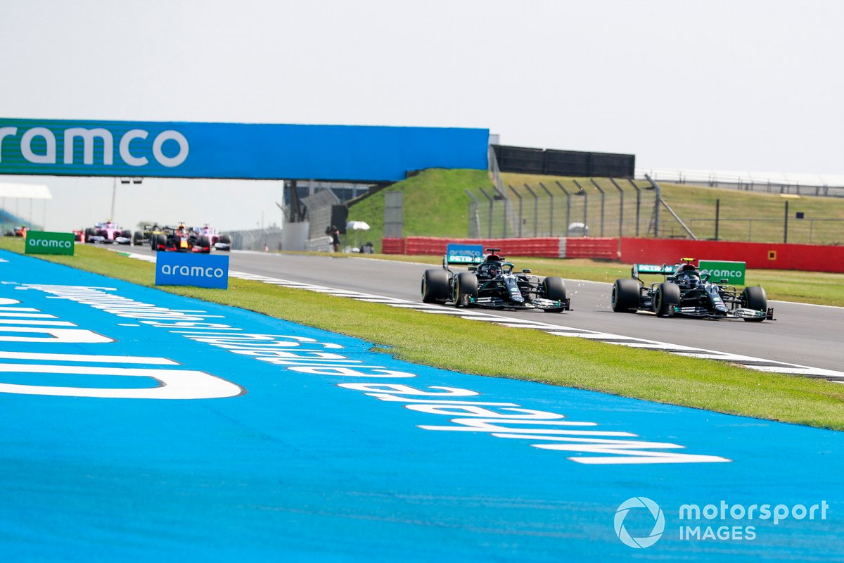 Lewis Hamilton, Mercedes F1 W11 et Valtteri Bottas, Mercedes F1 W11 se battent au départ de la course