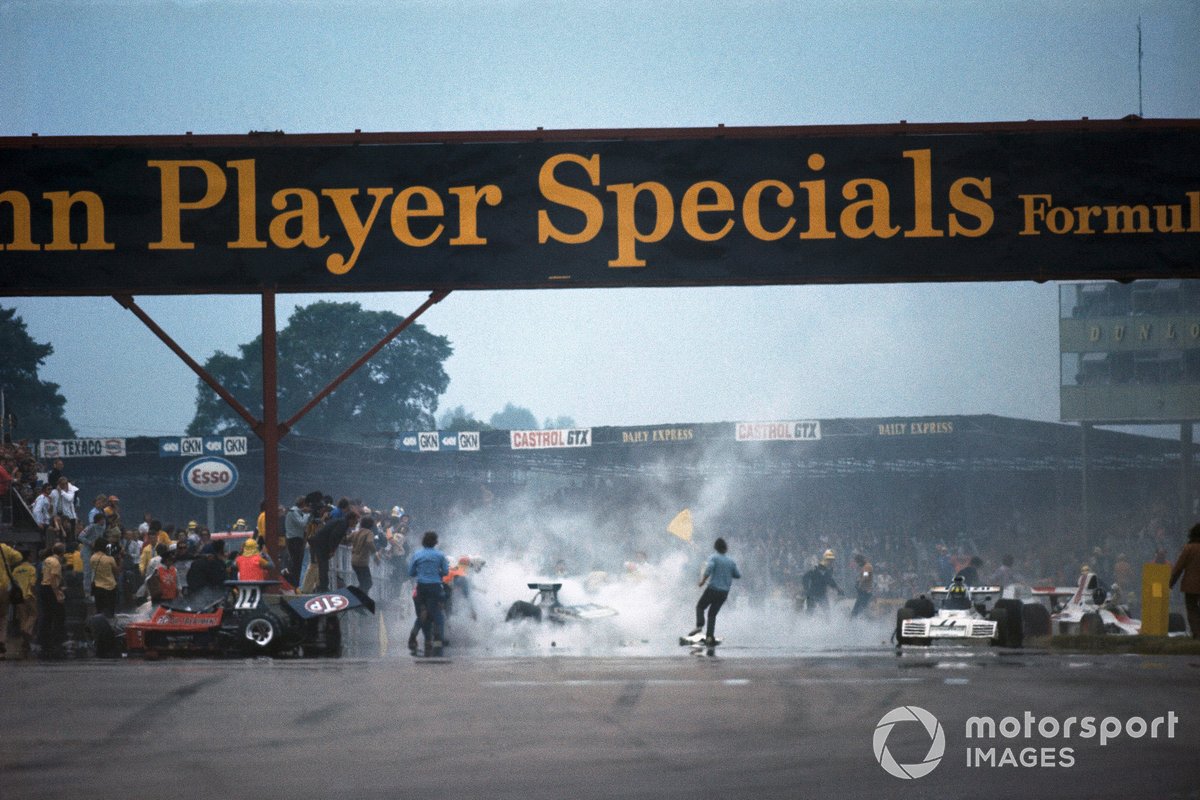 Het optreden in de Grand Prix van Engeland is slechts van korte duur als Roger Williamson betrokken raakt bij de grote startcrash. Uiterst links staat de rode March van Williamson