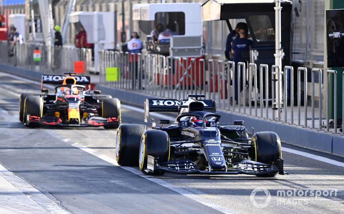 Yuki Tsunoda, AlphaTauri AT02, berada di depan Max Verstappen, Red Bull Racing RB16B.