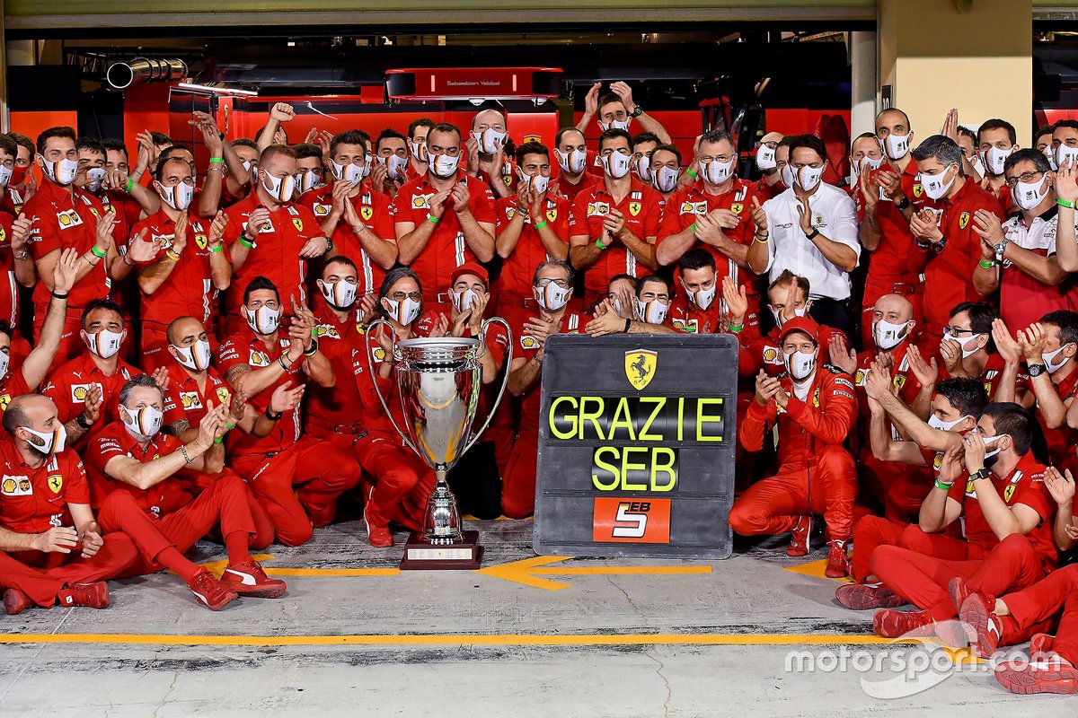 Sebastian Vettel, Ferrari dan Charles Leclerc, Ferrari berpose bersama tim