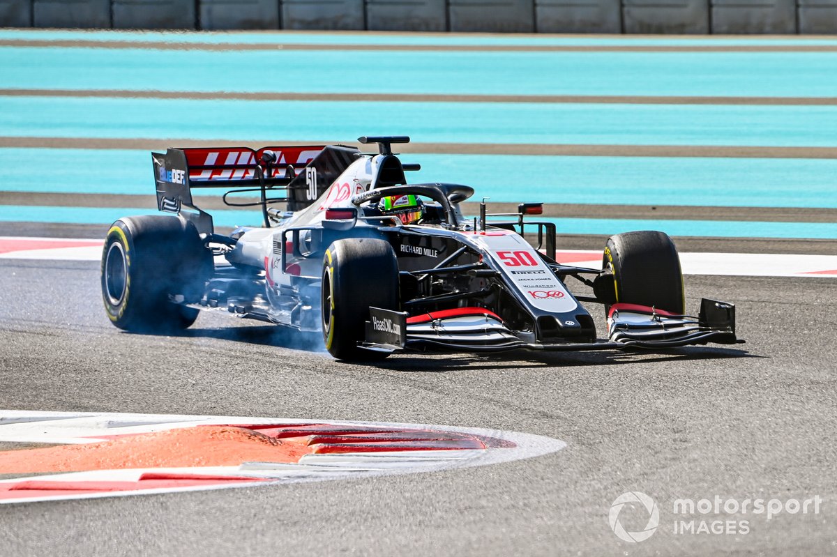 Pembalap Haas, Mick Schumacher, mengemudikan mobil VF-20 dalam tes pramusim F1 di Sirkuit Yas Marina, Abu Dhabi.