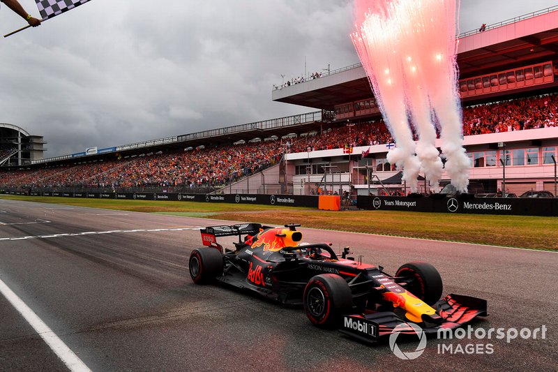 Racewinnaar Max Verstappen, Red Bull Racing RB15 passeert de finish