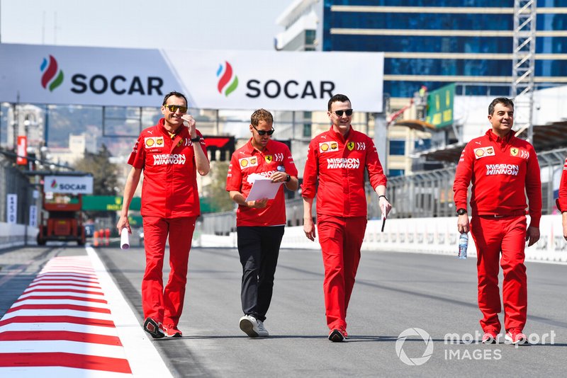 Sebastian Vettel, Ferrari parcourt la piste à pied avec son équipe