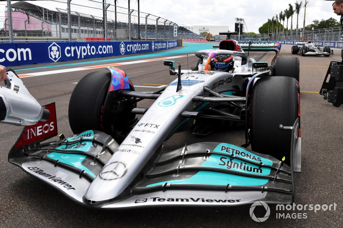George Russell arriveert op de startgrid van het Miami International Autodrome