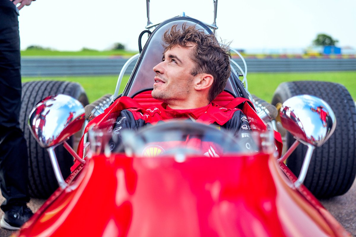 Charles Leclerc neemt plaats in de Ferrari 312 op Fiorano.