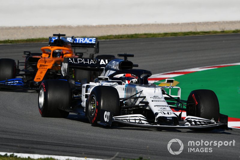 Daniil Kvyat, AlphaTauri AT01, leads Carlos Sainz Jr., McLaren MCL35