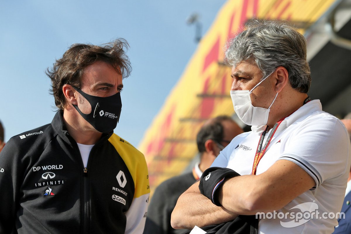 Fernando Alonso, Renault F1 Team (kiri) berbincang dengan Luca de Meo, CEO Groupe Renault.