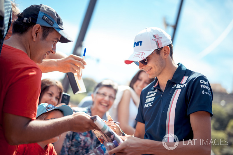 Esteban Ocon, Force India F1, firma autografi ai tifosi