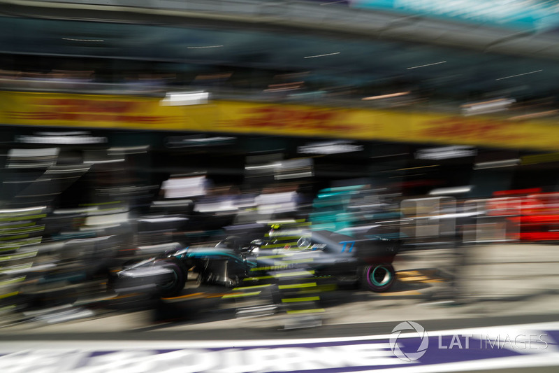 Valtteri Bottas, Mercedes AMG F1 W09, effettua un pit stop