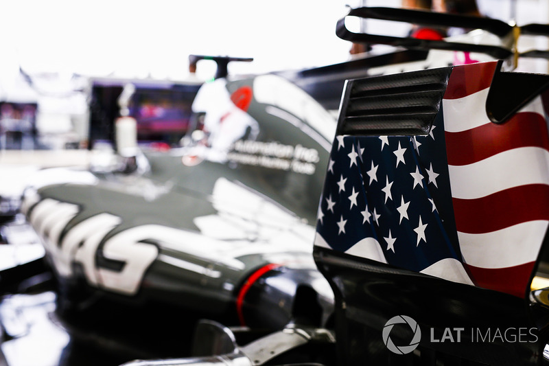 Прапор США на торцевій пластині заднього антикрила Haas F1 Team VF-17 Ромена Грожана