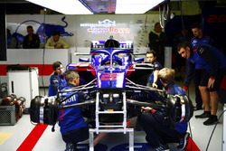 Механики Scuderia Toro Rosso и автомобиль STR13 Брендона Хартли