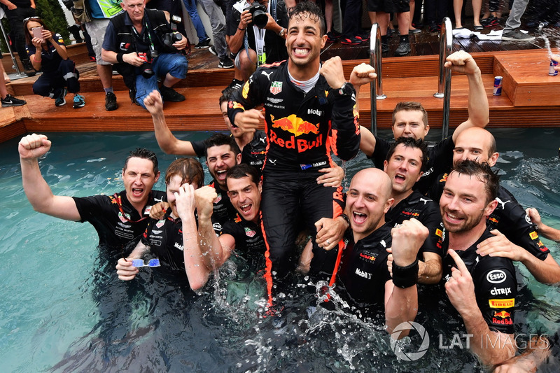 Yarış galibi Daniel Ricciardo, Red Bull Racing, Red Bull Energy Station havuzuna atlıyor