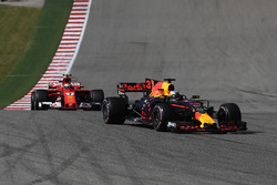 Daniel Ricciardo, Red Bull Racing RB13 leads Kimi Raikkonen, Ferrari SF70H
