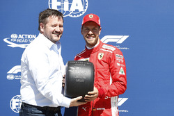Sebastian Vettel, Ferrari riceve il Pirelli Pole Position award da Paul Hembery, Pirelli Motorsport