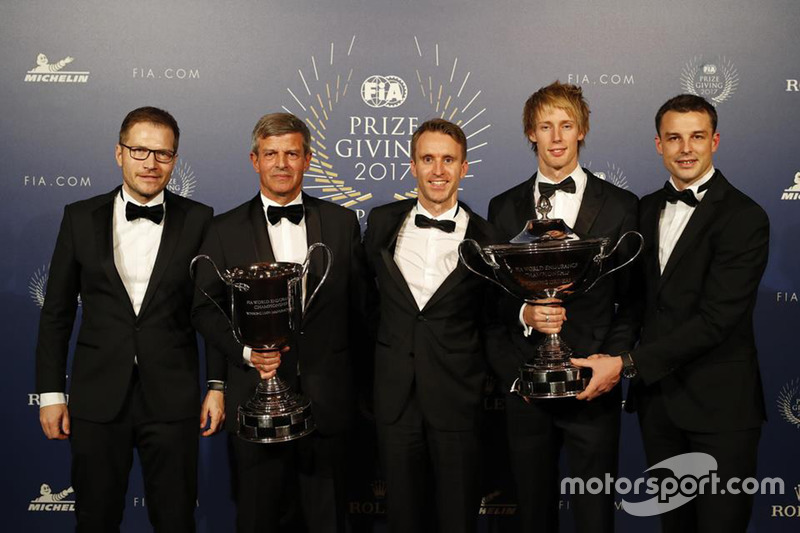 Brandon Hartley con Timo Bernhardt, Earl Bamber, Fritz Enzinger y Andreas Seidl