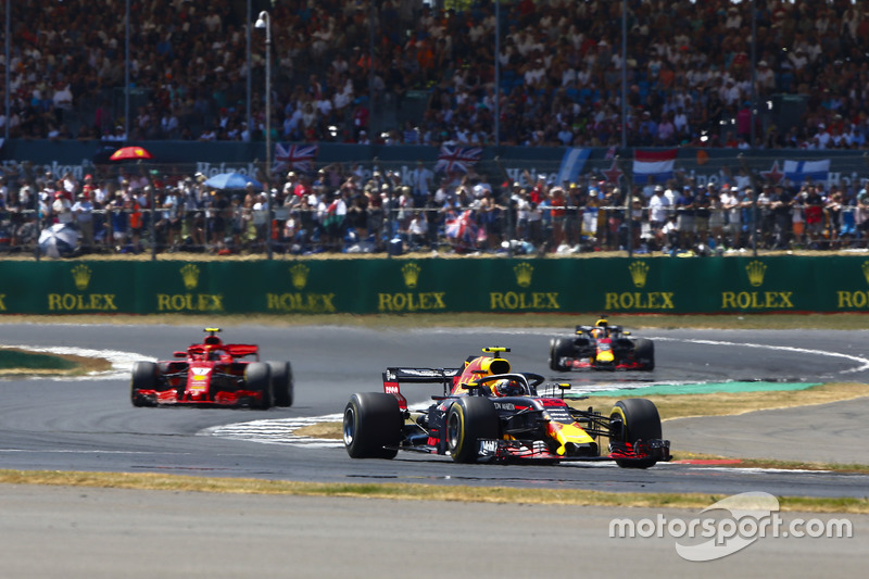 Max Verstappen, Red Bull Racing RB14, voor Kimi Raikkonen, Ferrari SF71H, en Daniel Ricciardo, Red Bull Racing RB14