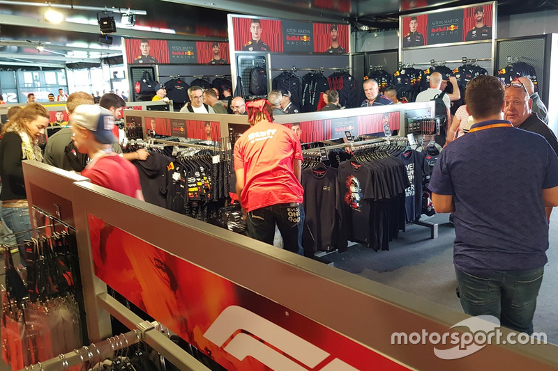 Fans sibuk berbelanja di F1 Store