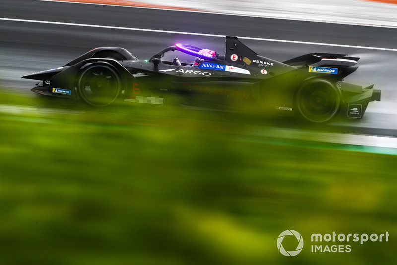 Maximilian Günther, Dragon Racing, Penske EV-3 con el nuevo sistema de iluminación LED en el halo mientras se usa el nuevo modo de potencia.