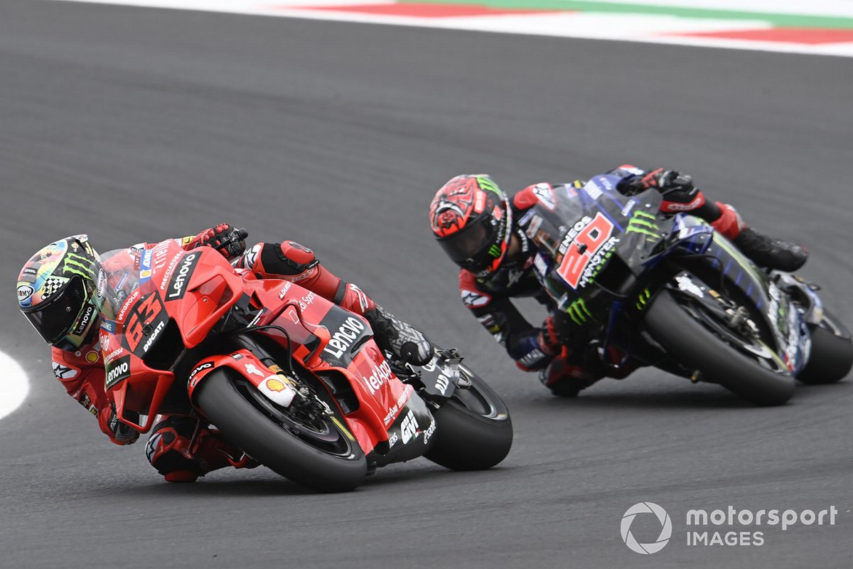 Francesco Bagnaia, Ducati Team, berusaha mati-matian menahan tekanan Fabio Quartararo, Yamaha MotoGP, pada lomba MotoGP San Marino di Sirkuit Misano, Minggu (19/9/2021).
