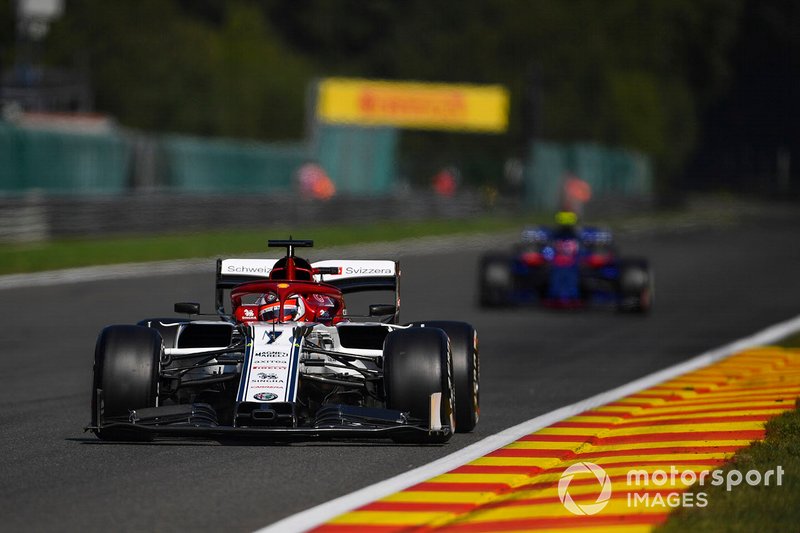 Kimi Raikkonen, Alfa Romeo Racing C38, precede Pierre Gasly, Toro Rosso STR14