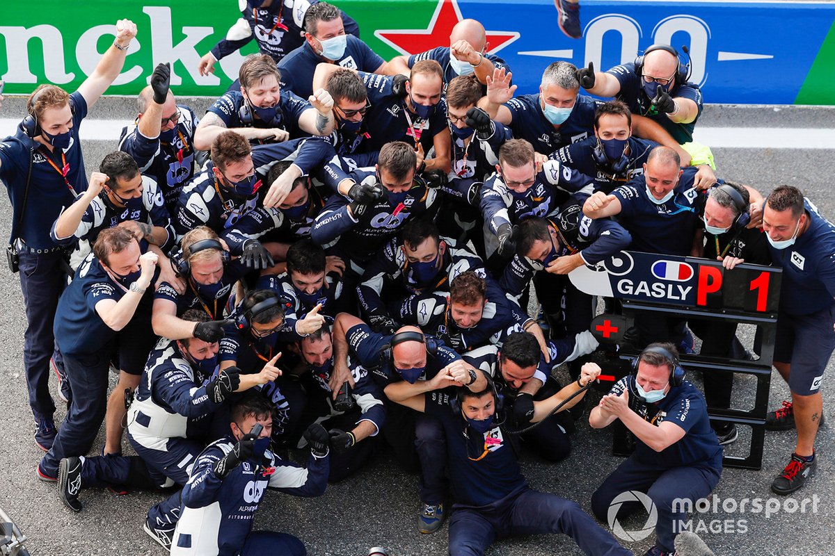 AlphaTauri team celebrate in the pit lane after Pierre Gasly, AlphaTauri AT01 wins the race
