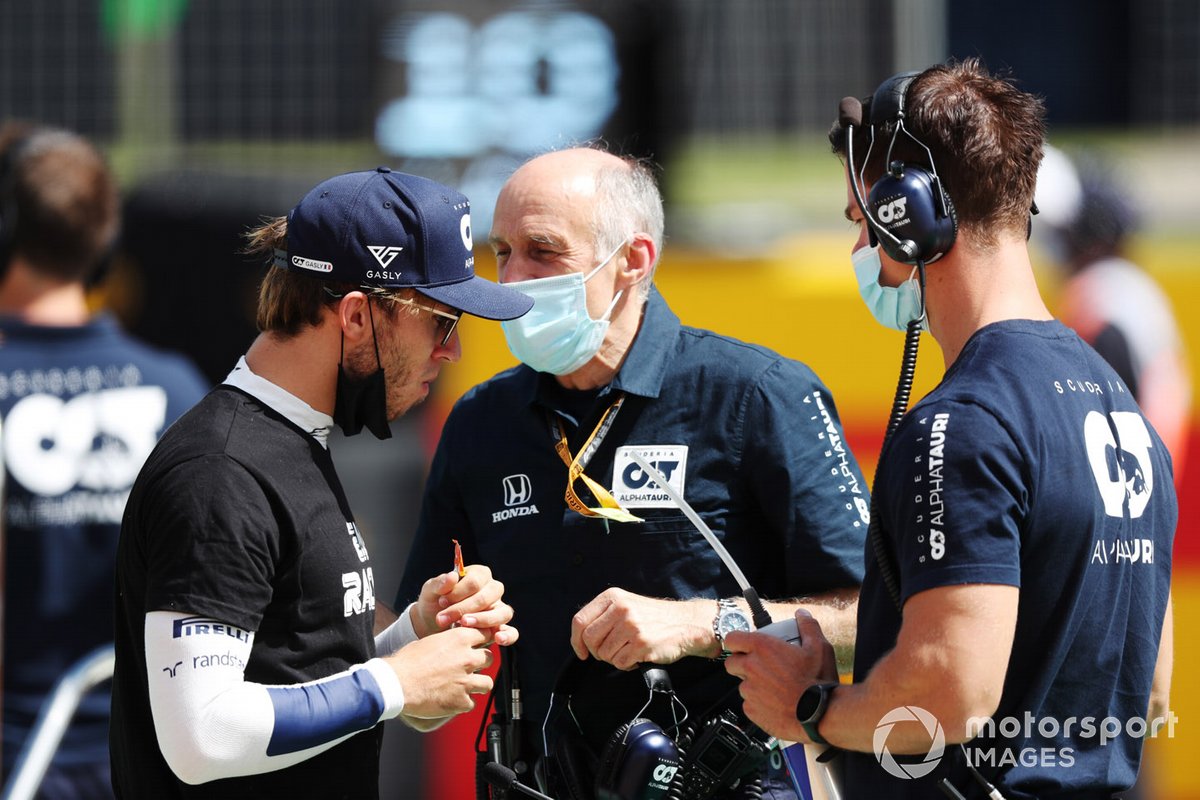 Pierre Gasly, AlphaTauri, et Franz Tost, Team Principal, AlphaTauri, sur la grille
