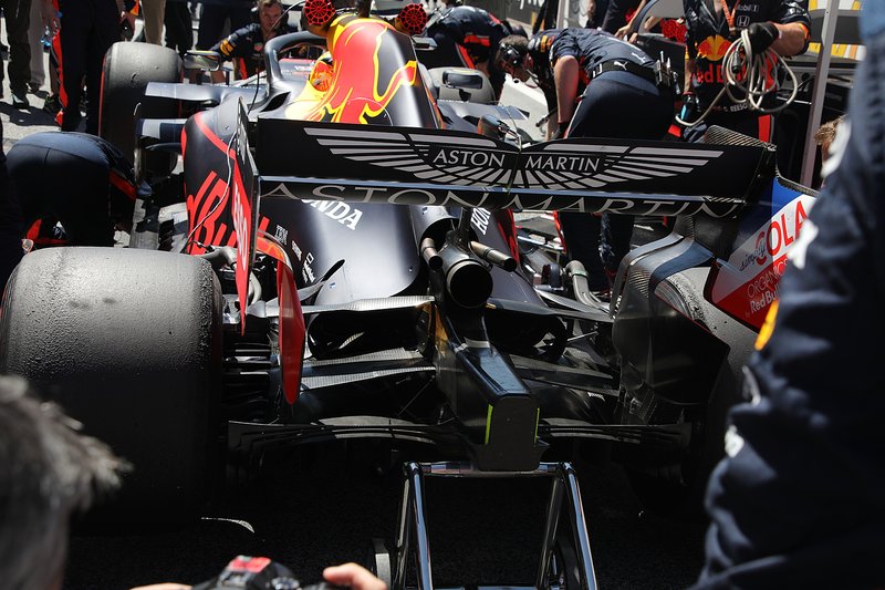 Red Bull Racing RB15: gli scarichi wastegate sdoppiati sopra il terminale centrale