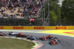 Sebastian Vettel, Ferrari SF70H, Lewis Hamilton, Mercedes AMG F1 W08, Valtteri Bottas, Mercedes AMG F1 W08, Max Verstappen, Red Bull Racing RB13, the rest of the field at the start