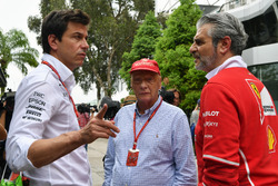 Керівник Mercedes AMG F1 Тото Вольфф, керівник команди Ferrari Мауріціо Аррівабене, невиконавчий дир
