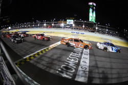 Elliott Sadler és Daniel Suárez az utolsó újraindításnál