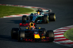 Max Verstappen, Red Bull Racing RB13 leads Lewis Hamilton, Mercedes AMG F1 W08