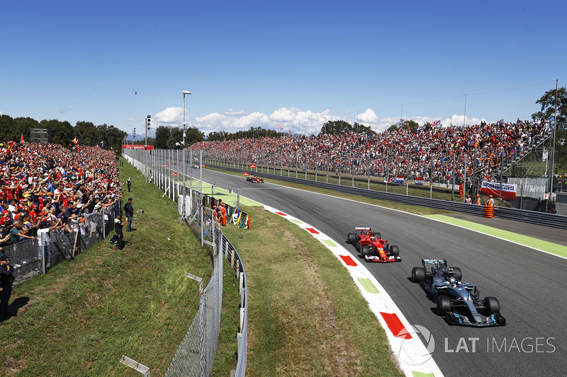 Valtteri Bottas, Mercedes AMG F1 W08, Kimi Raikkonen, Ferrari SF70H di Parabolica
