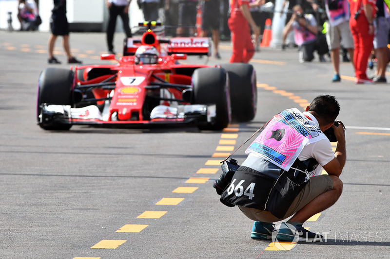 Kimi Räikkönen, Ferrari SF70-H, mit Fotograf