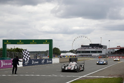 Bandiera a scacchi per la vincitrice della gara #2 Porsche Team Porsche 919 Hybrid: Romain Dumas, Ne