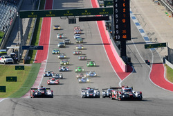 Start: #7 Audi Sport Team Joest Audi R18: Marcel Fässler, Andre Lotterer, Benoit Tréluyer leads