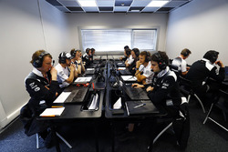 Jenson Button, McLaren en Fernando Alonso, McLaren bestuderen data met het team