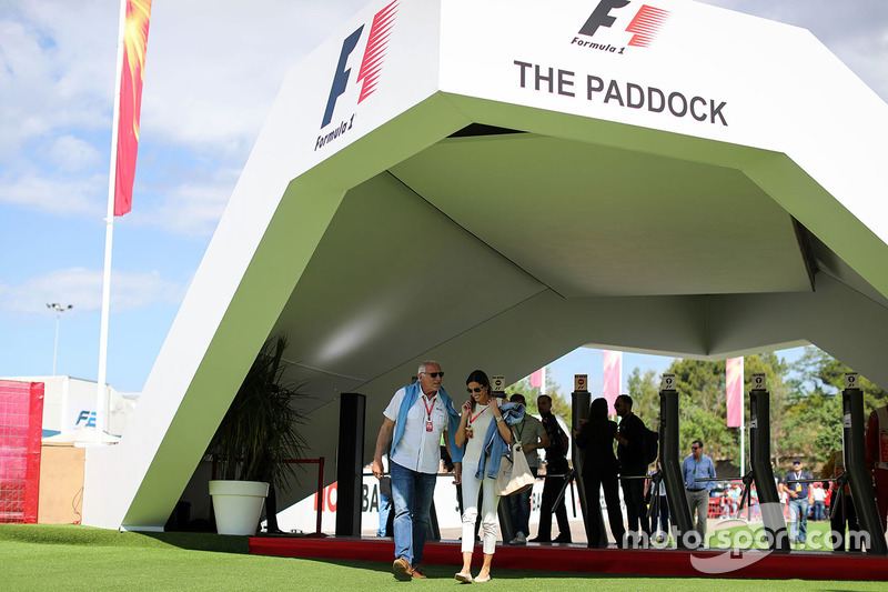 Dietrich Mateschitz, PDG et fondateur de Red Bull, aux portes du paddock