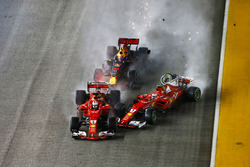 Startcrash: Kimi Raikkonen, Ferrari SF70H, Sebastian Vettel, Ferrari SF70H, Max Verstappen, Red Bull Racing RB13