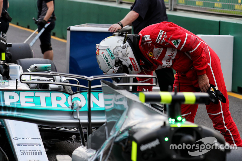 Себастьян Феттель, Ferrari, заглядає до Mercedes AMG F1 W08 у закритому парку