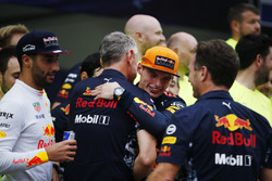 Max Verstappen, Red Bull Racing, race winner, celebrates, Jonathan Wheatley, Team Manager, Red Bull Racing, Christian Horner, Team Principal, Red Bull Racing, the Red Bull team