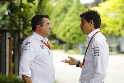 Eric Boullier, McLaren habla con Toto Wolff, Mercedes