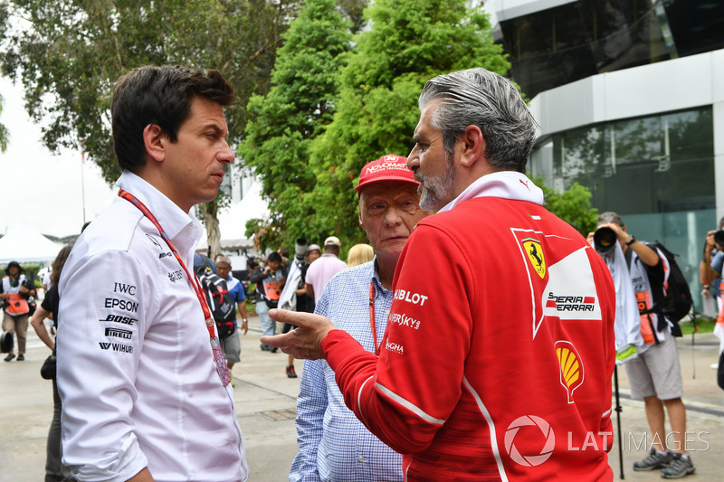 Toto Wolff, Mercedes AMG F1 Director of Motorsport, Maurizio Arrivabene, Ferrari Team Principal en N