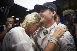 Nico Rosberg, Mercedes AMG F1 viert zijn wereldtitel met moeder Sina Rosberg
