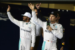 Nico Rosberg, Mercedes AMG F1 viert zijn tweede plaats in parc ferme met teamgenoot Lewis Hamilton,