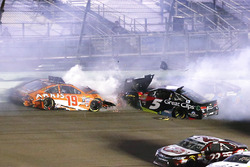 Carl Edwards, Joe Gibbs Racing Toyota, Kasey Kahne, Hendrick Motorsports Chevrolet, choque