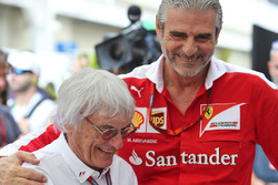 (L naar R): Bernie Ecclestone, met Maurizio Arrivabene, Ferrari Team Principal