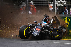 Fernando Alonso, McLaren MP4-31 in een enorme crash