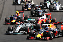 Start actie: Daniel Ricciardo, Red Bull Racing RB12 voor Lewis Hamilton, Mercedes AMG F1 W07 Hybrid